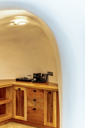 Cave Superior Suite with jacuzzi | Coffee and/or coffee maker
