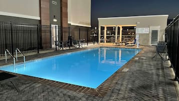 Una piscina al aire libre de temporada