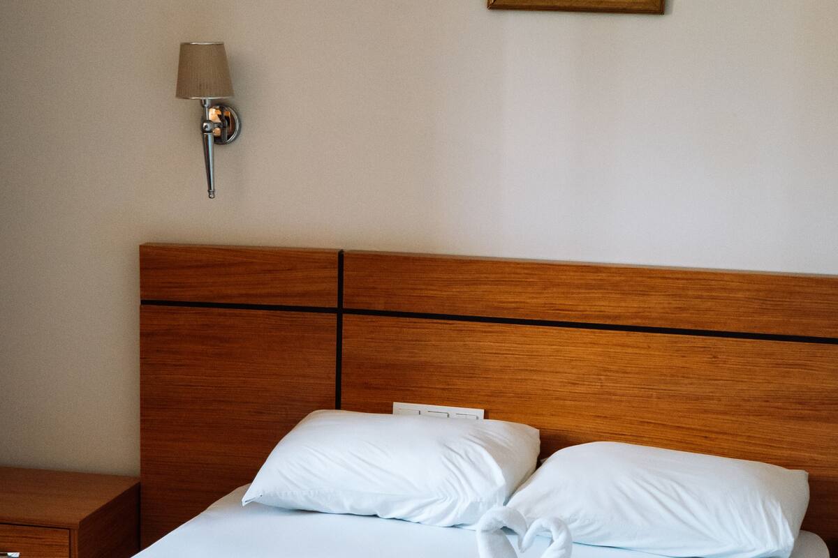 Chambre Double Standard, 1 lit double ou 2 lits jumeaux, balcon, vue piscine | Minibar, coffres-forts dans les chambres, bureau, rideaux occultants