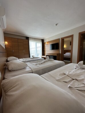 Kamar Double Standar, 1 Tempat Tidur Double atau 2 Tempat Tidur Twin, balkon | Minibar, brankas, meja kerja, dan tirai kedap cahaya