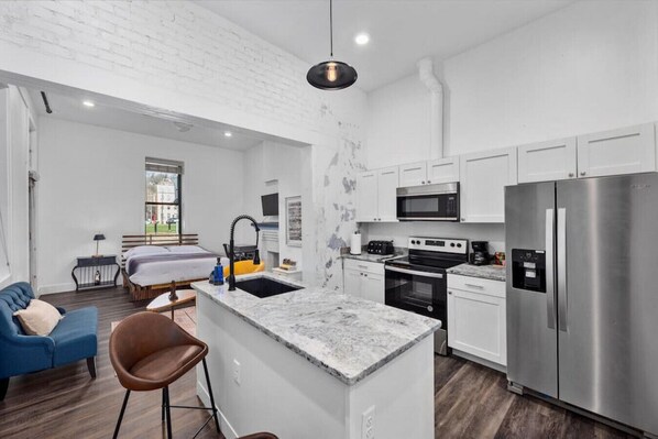 Réfrigérateur, four à micro-ondes, un four, surface de cuisson