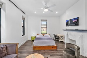 1 slaapkamer, een bureau, een strijkplank/strijkijzer, wifi