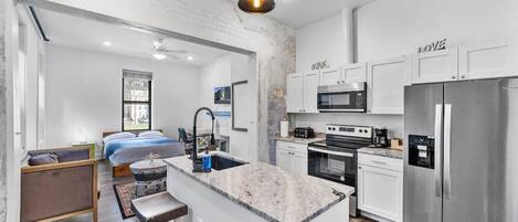 ثلاجة، ميكروويف، فرن، موقد طهي مسطح