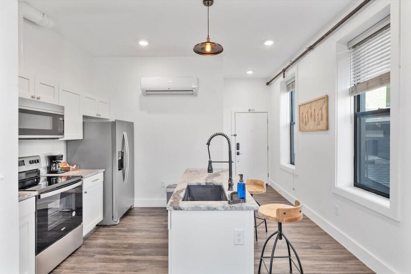 冷蔵庫、電子レンジ、オーブン、コンロ