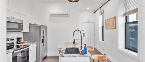 Refrigerador, microondas, horno, placa de cocina