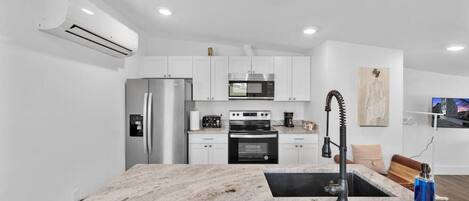 Jääkaappi, mikroaaltouuni, uuni, liesi