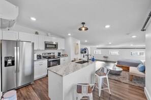 冷蔵庫、電子レンジ、オーブン、コンロ