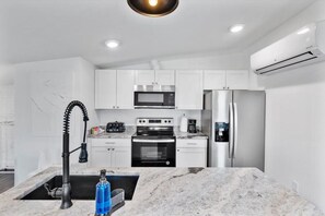 Frigorifero, microonde, forno, piano cottura