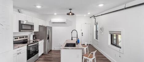 Refrigerador, microondas, horno, placa de cocina