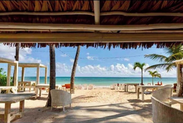Perto da praia, espreguiçadeiras, toalhas de praia 
