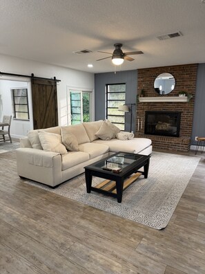 Smart TV, libros, oficina y impresora 