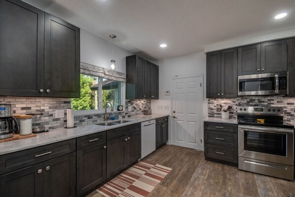 Refrigerador, microondas, horno y parrilla de estufa 