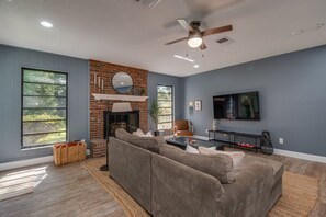 Smart TV, libros, oficina y impresora 