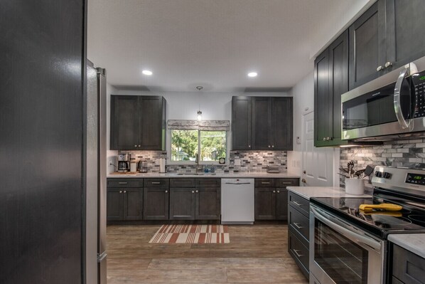 Refrigerador, microondas, horno y parrilla de estufa 