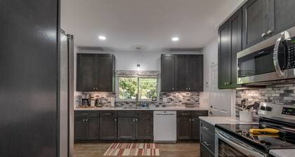 The Ocala Tudor - Dog Friendly - 8 mins to WEC