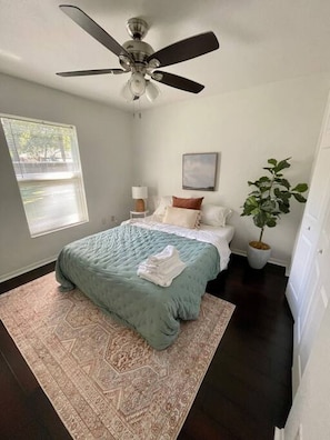 3 bedrooms, desk, iron/ironing board, free WiFi