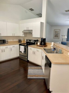 冷蔵庫、電子レンジ、オーブン、コンロ