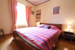 3 chambres, bureau, fer et planche à repasser, accès au Wi-Fi (inclus)