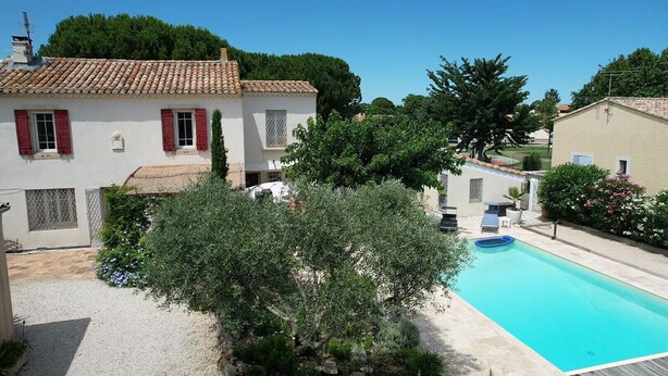 A villa with a swimming pool, surrounded by greenery and traditional architecture. - Vacation rental house with pool MOULES LS3-424 (Arles)