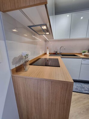 Réfrigérateur, micro-ondes, four, plaque de cuisson