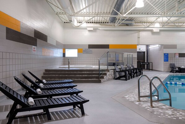 Indoor pool, sun loungers - Days Inn & Conference Centre by Wyndham Prince Albert (Prince Albert)