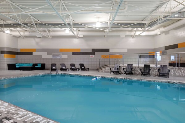 Indoor pool, sun loungers