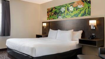 Room, 1 King Bed, Non Smoking | Desk, bed sheets