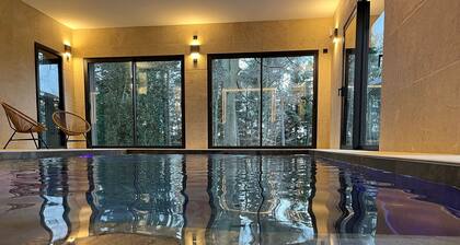 Golf, Bain à Remous, Piscine et Activités Ludiques : Lodge de Luxe pour 4 Adultes + 2 Enfants