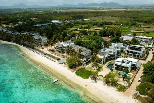 Petit Bijou, Pieds Dans Leau, Plage Paradisiaque