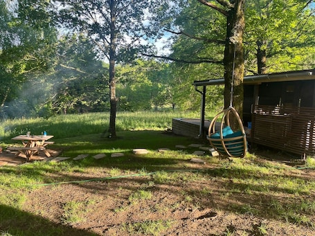 Outdoor dining. Magnificent wooden chalet lost in the Béarn countryside.