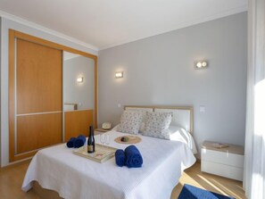 4 bedrooms, desk, iron/ironing board, WiFi