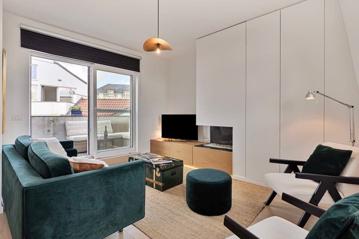 Télévision, cheminée, espaces bureaux