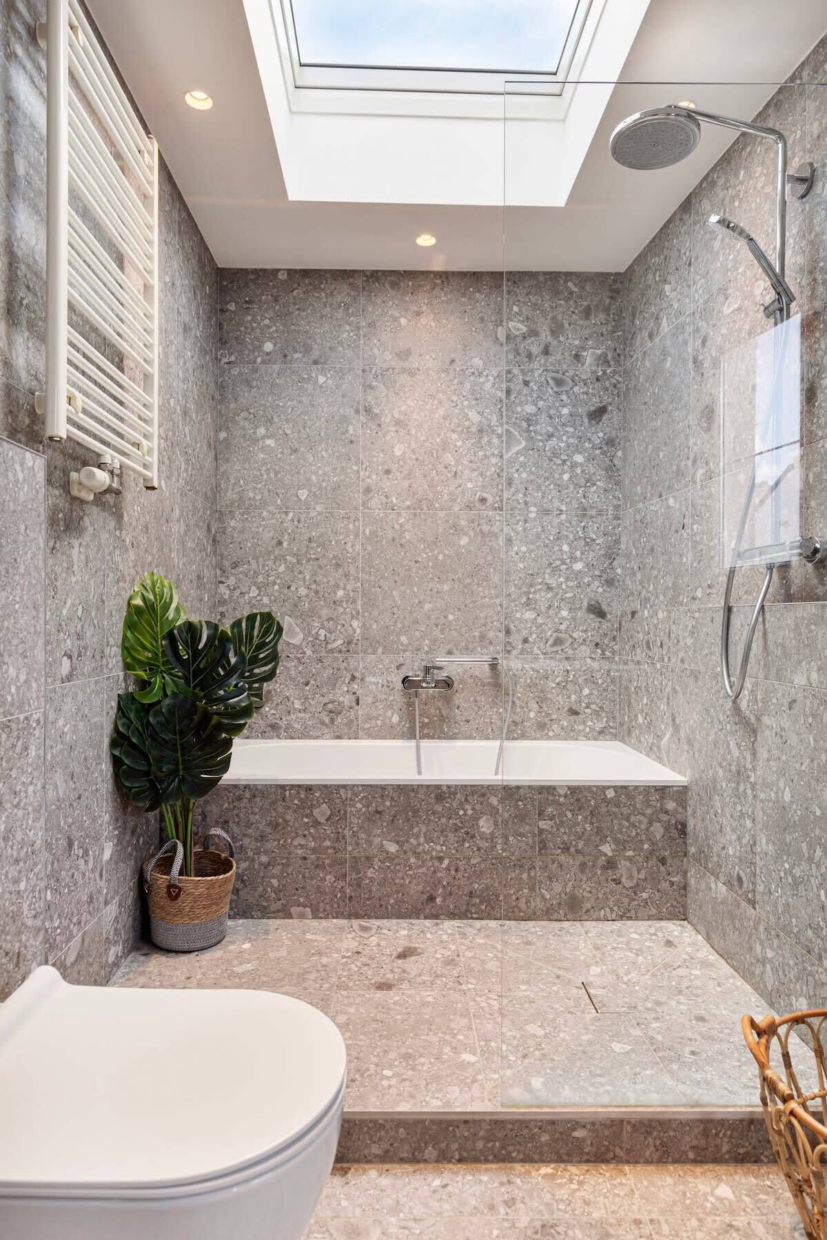 Baignoire, sèche-cheveux, serviettes fournies