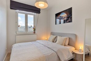 2 chambres, bureau, fer et planche à repasser, lit de bébé portatif