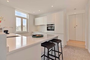 冷蔵庫、電子レンジ、オーブン、コンロ