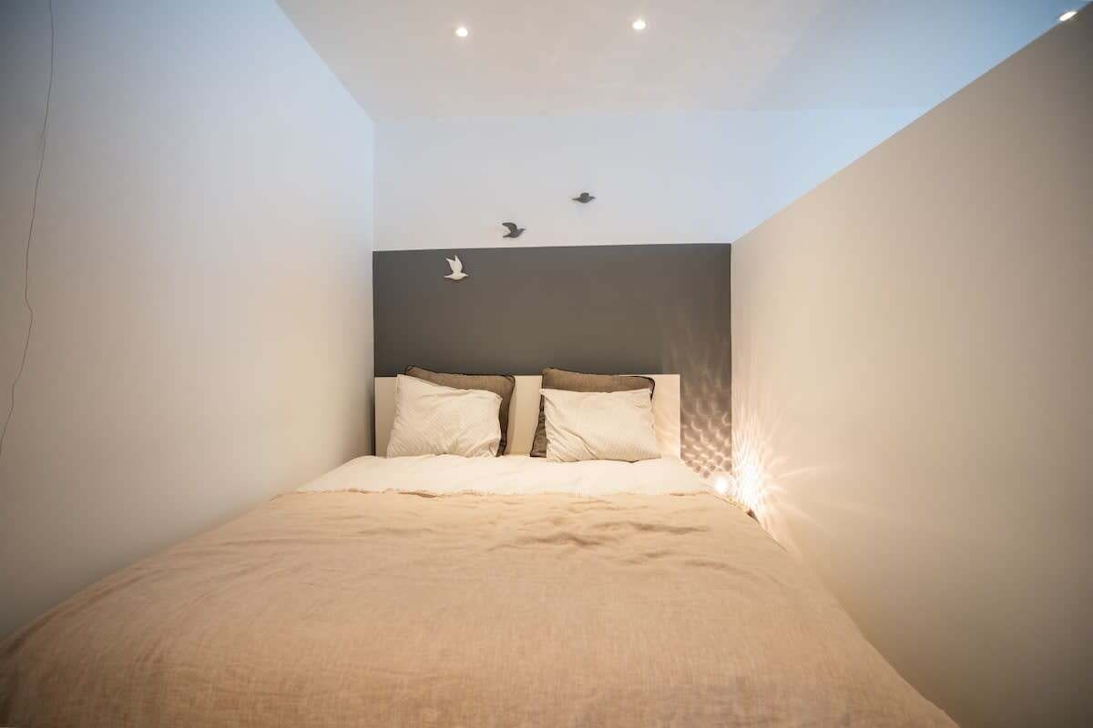 Een bureau, wifi, beddengoed