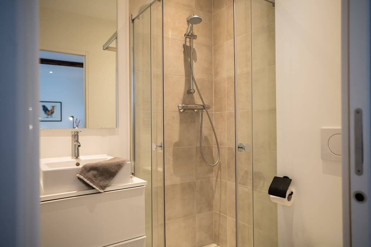 Een douche, een haardroger, handdoeken, shampoo