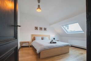 2 bedrooms, travel cot, WiFi, bed sheets