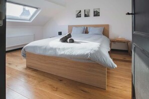 2 bedrooms, travel crib, WiFi, bed sheets