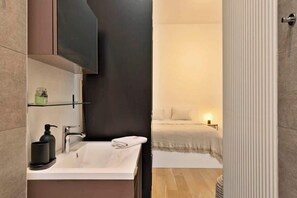 Een douche, een haardroger, handdoeken