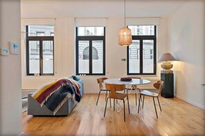 TV - 1BR Gem in the Heart of Antwerp (Antwerpen)