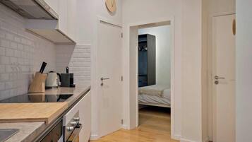 Een koelkast, een oven, een kookplaat, een vaatwasser