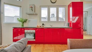 Fridge, oven, stovetop, dishwasher