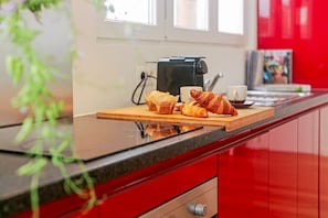 Een koelkast, een oven, een kookplaat, een vaatwasser
