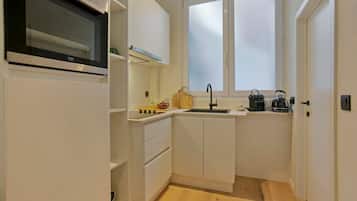 Fridge, oven, coffee/tea maker, cookware/dishes/utensils