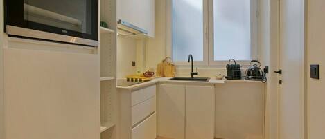 Réfrigérateur, four, cafetière/bouilloire