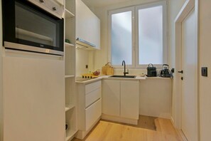 Fridge, oven, coffee/tea maker, cookware/dishes/utensils - One-BR Getaway in Antwerp + free parking (Antwerpen)