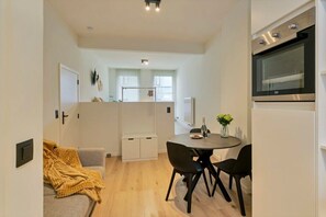 Interior - One-BR Getaway in Antwerp + free parking (Antwerpen)