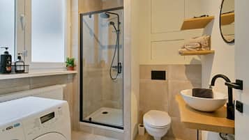 Douche, sèche-cheveux, serviettes fournies