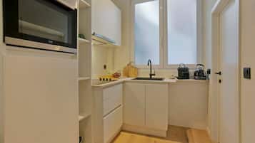Fridge, oven, coffee/tea maker, cookware/dishes/utensils